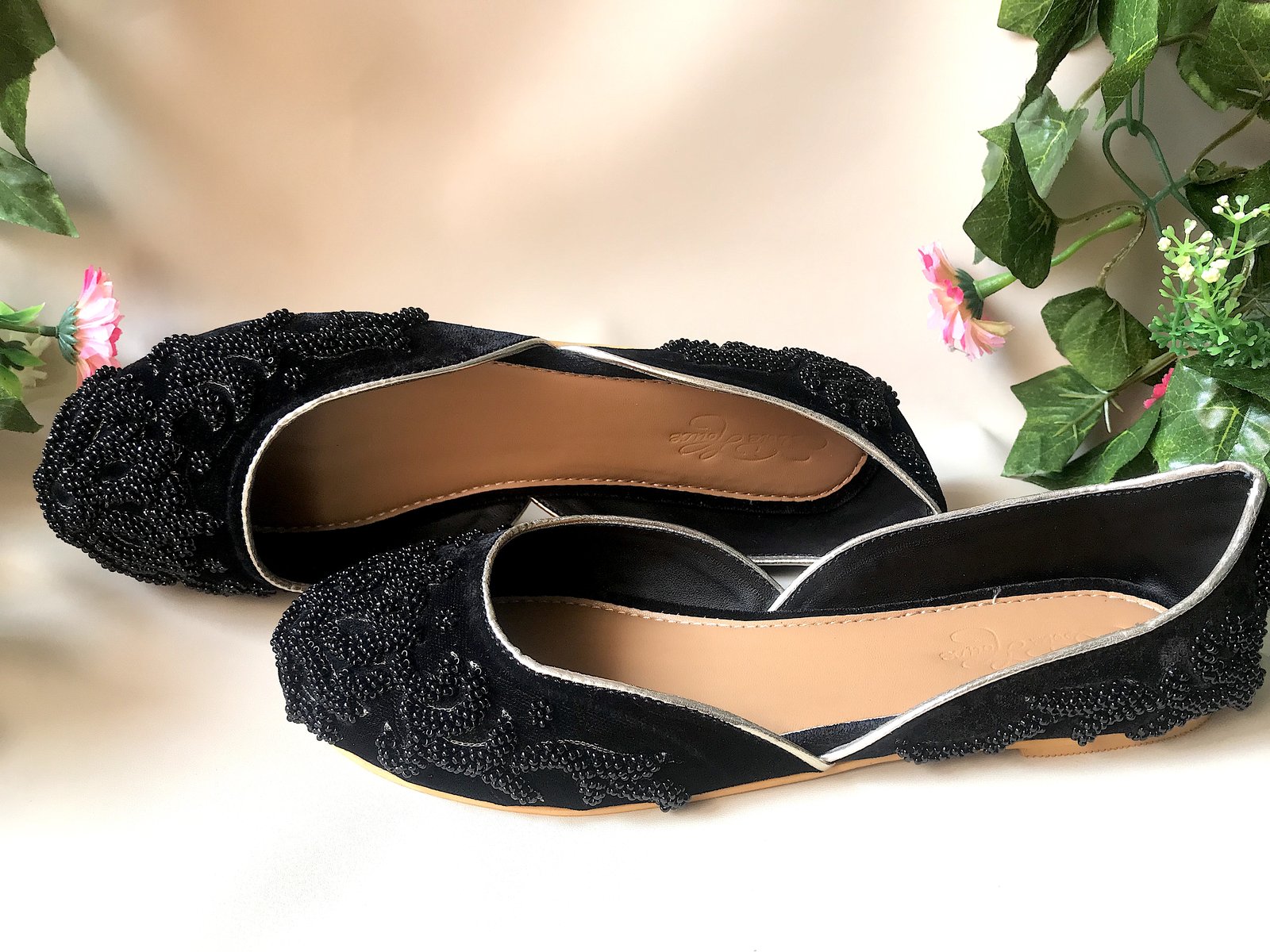 Shaina Black Jutti